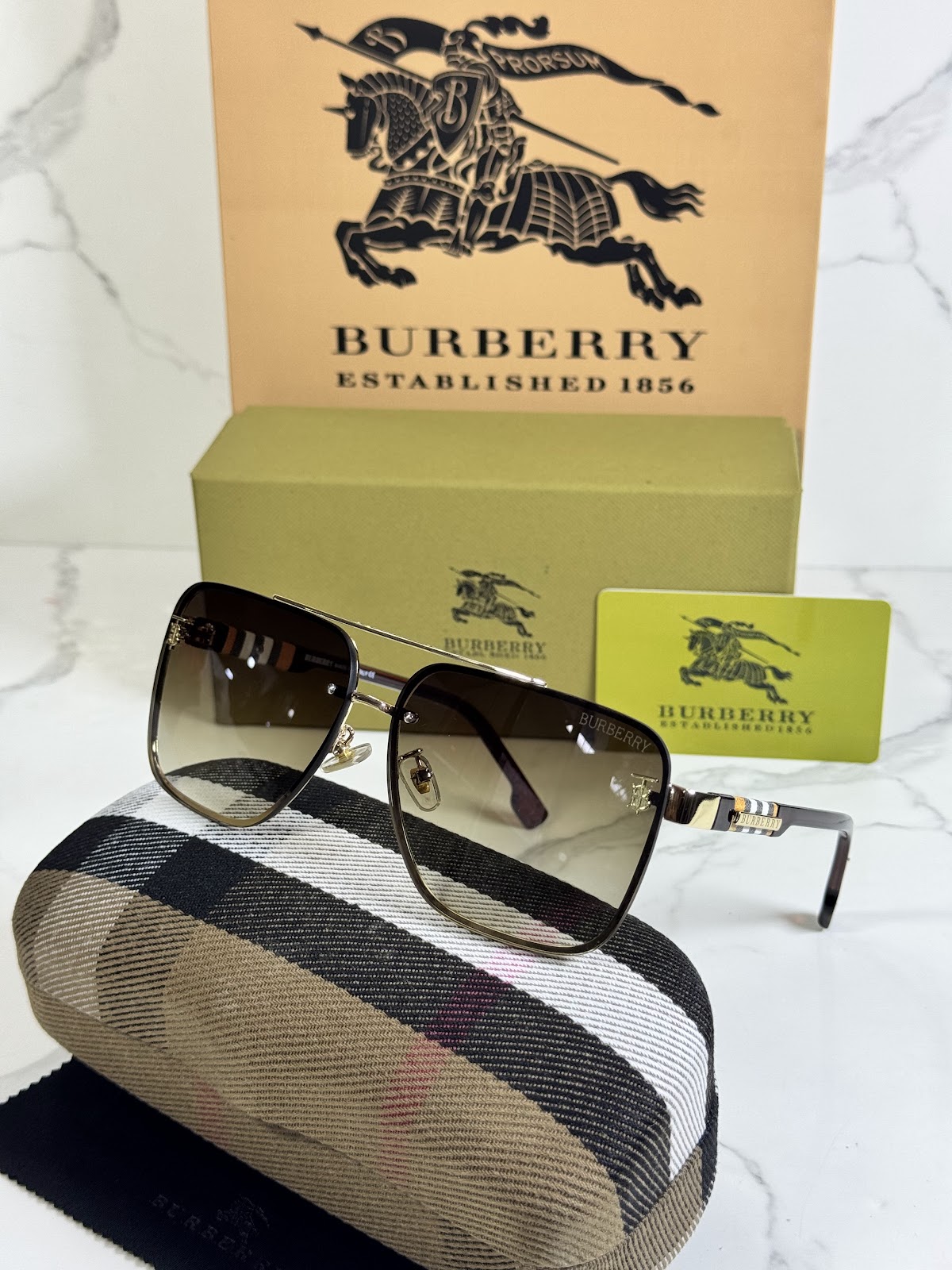 Lentes BURBERRY — Ref. LF-L223-0006 con el packaging mostrado en la fotografía