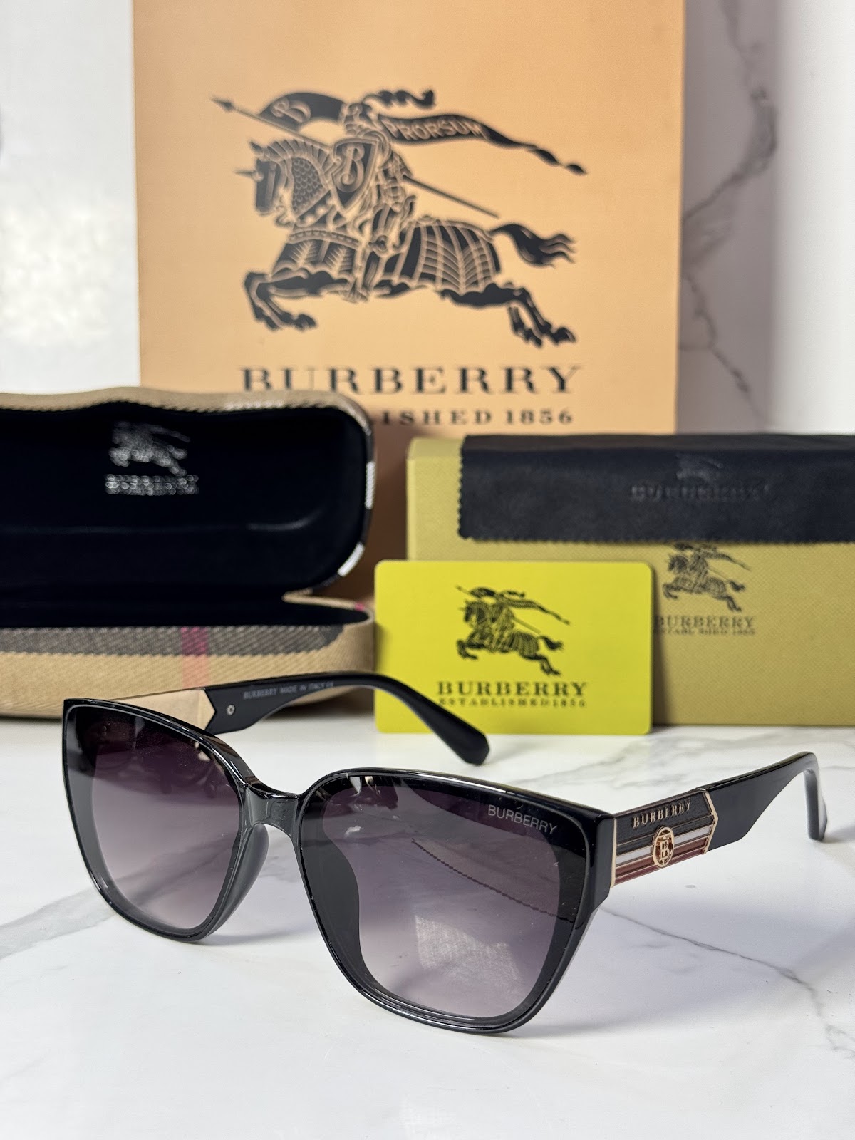 Lentes BURBERRY — Ref. LF-L223-0012 con el packaging mostrado en la fotografía