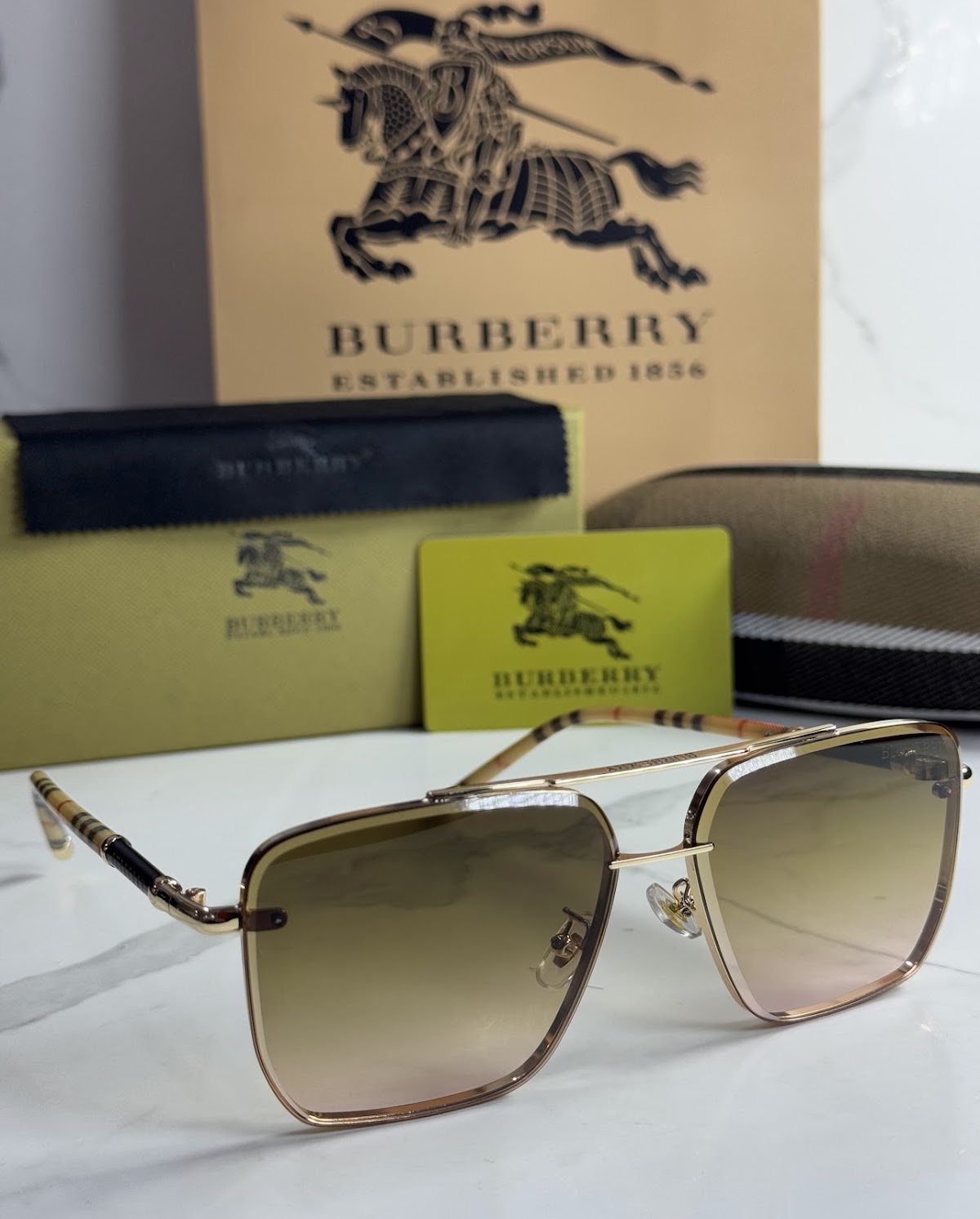 Lentes BURBERRY — Ref. LF-L223-0027 con el packaging mostrado en la fotografía