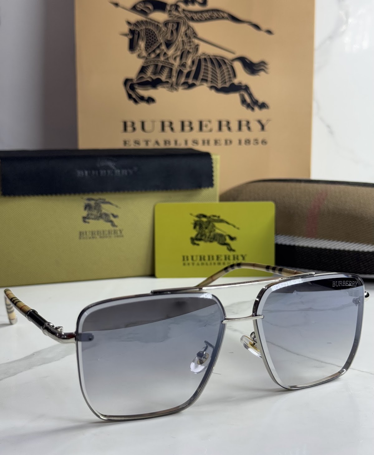 Lentes BURBERRY — Ref. LF-L223-0029 con el packaging mostrado en la fotografía