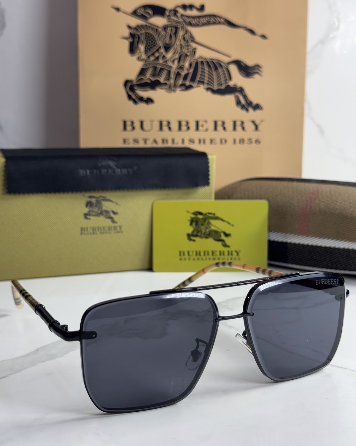 Lentes BURBERRY — Ref. LF-L223-0032 con el packaging mostrado en la fotografía