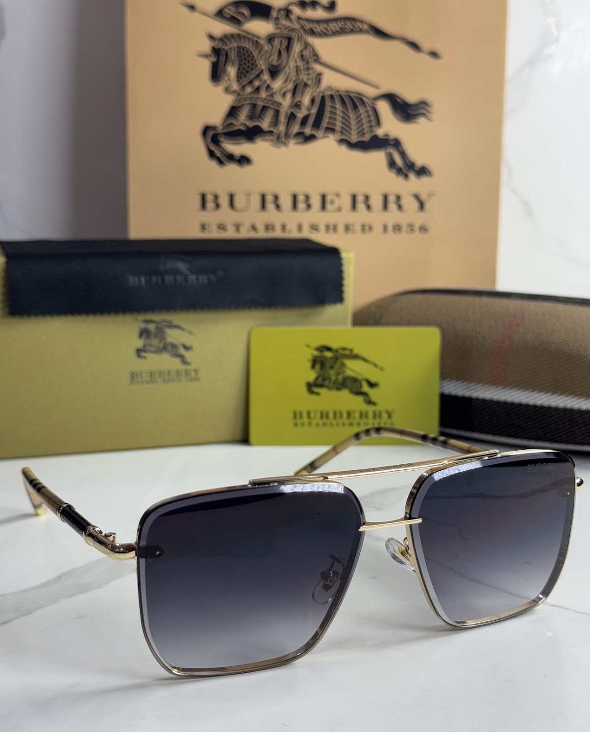 Lentes BURBERRY — Ref. LF-L223-0034 con el packaging mostrado en la fotografía