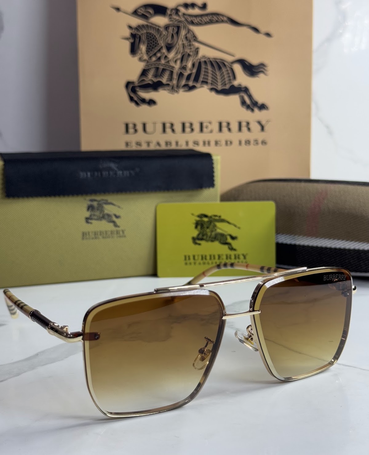Lentes BURBERRY — Ref. LF-L223-0037 con el packaging mostrado en la fotografía