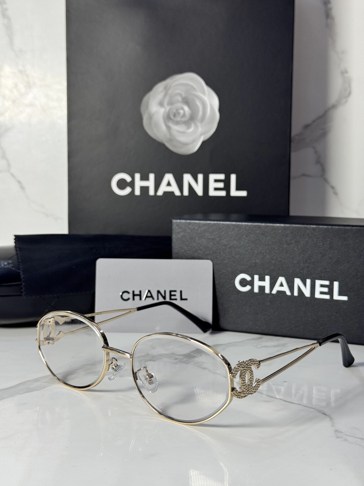 Lentes CHANEL — Ref. LF-L224-0004 con el packaging mostrado en la fotografía