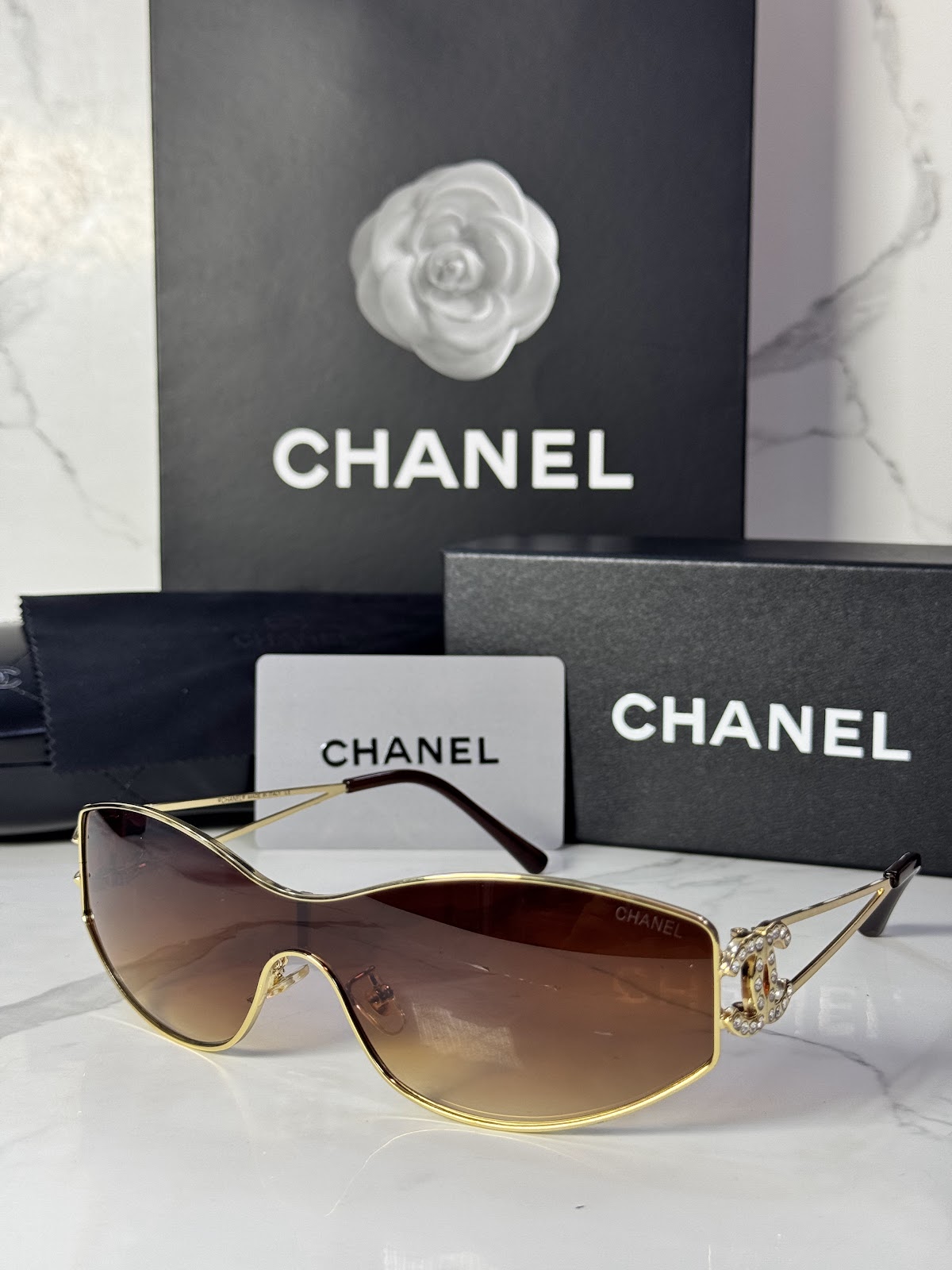 Lentes CHANEL — Ref. LF-L224-0022 con el packaging mostrado en la fotografía