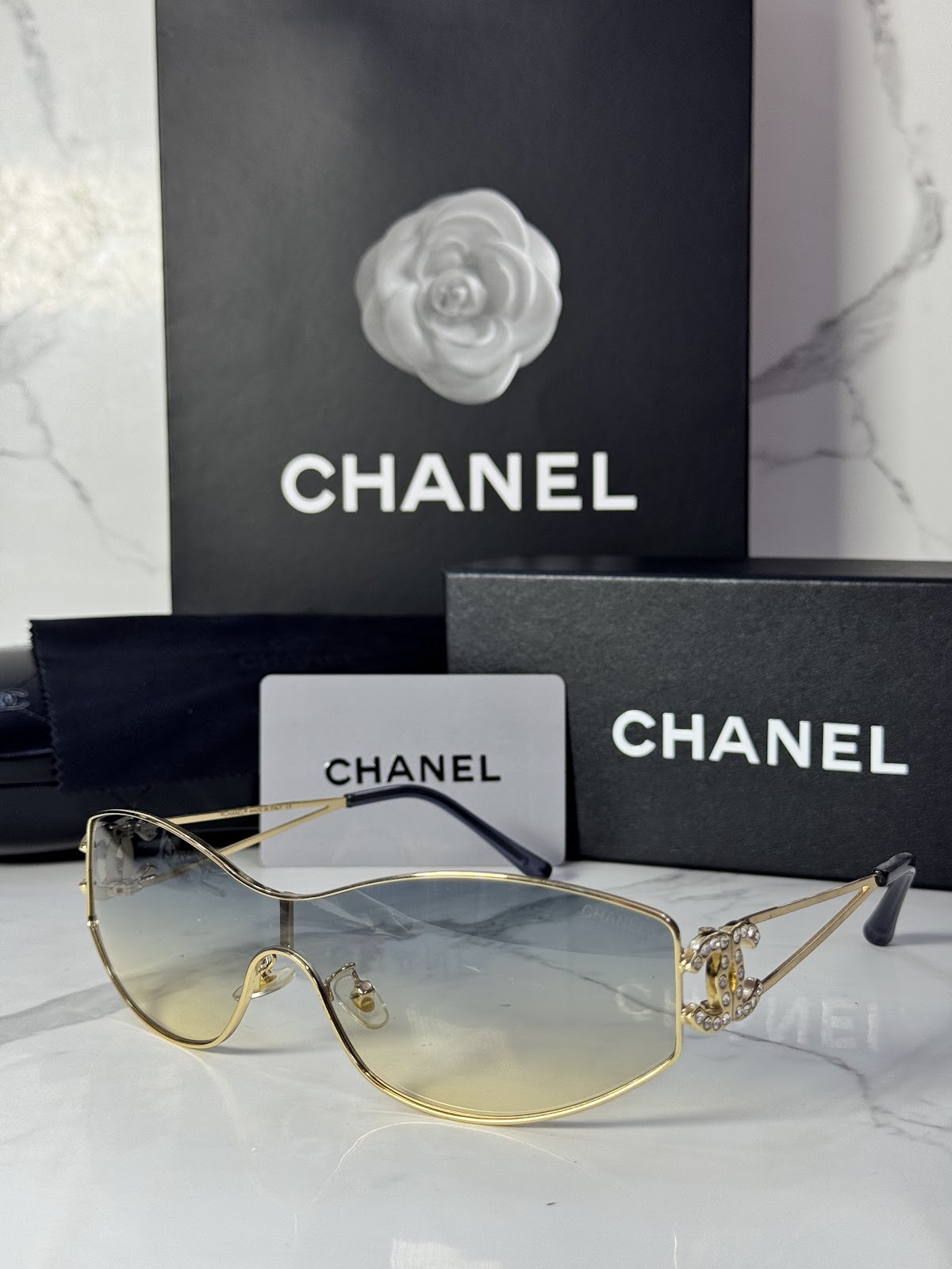 Lentes CHANEL — Ref. LF-L224-0023 con el packaging mostrado en la fotografía