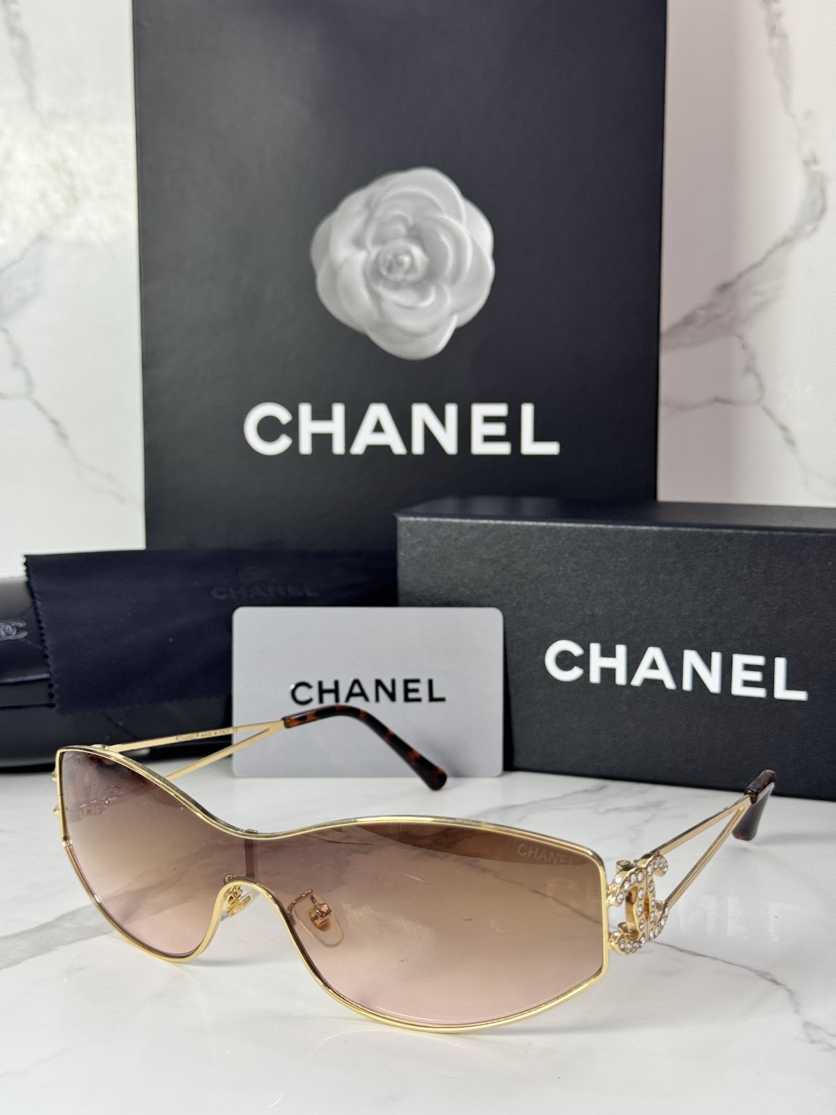 Lentes CHANEL — Ref. LF-L224-0026 con el packaging mostrado en la fotografía