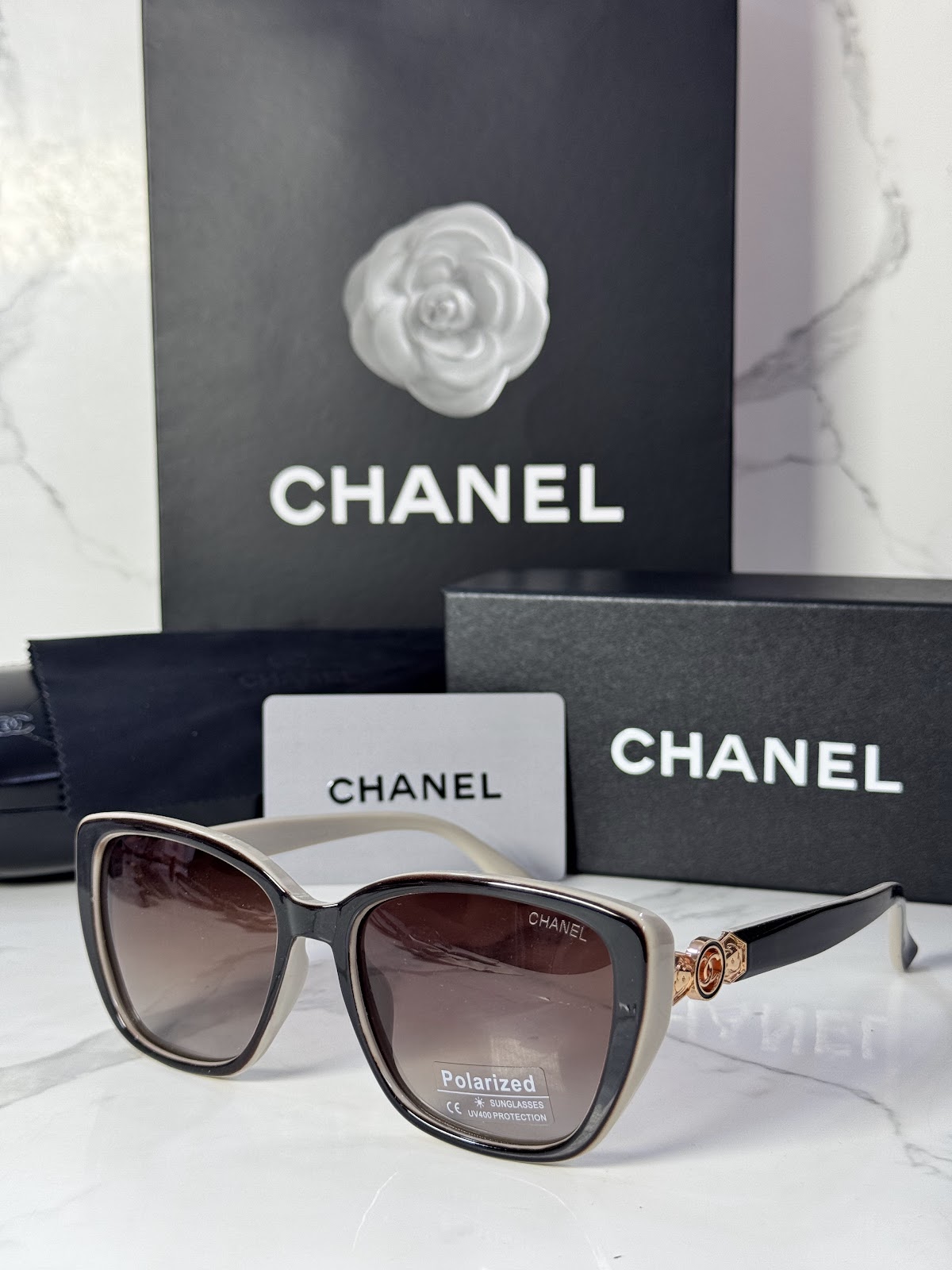Lentes CHANEL — Ref. LF-L224-0031 con el packaging mostrado en la fotografía
