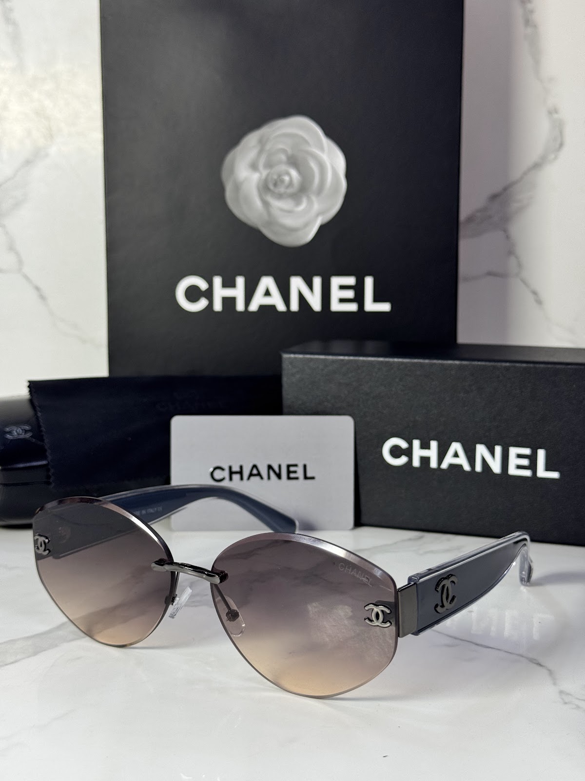 Lentes CHANEL — Ref. LF-L224-0034 con el packaging mostrado en la fotografía