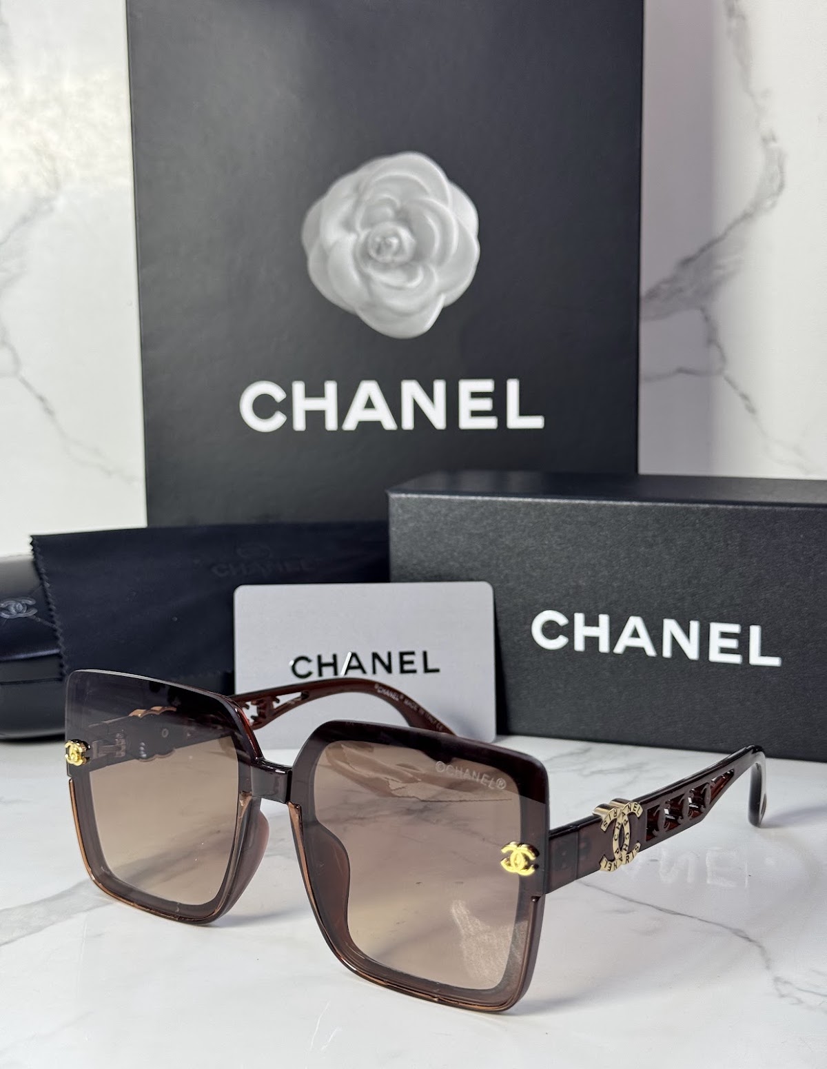 Lentes CHANEL — Ref. LF-L224-0046 con el packaging mostrado en la fotografía