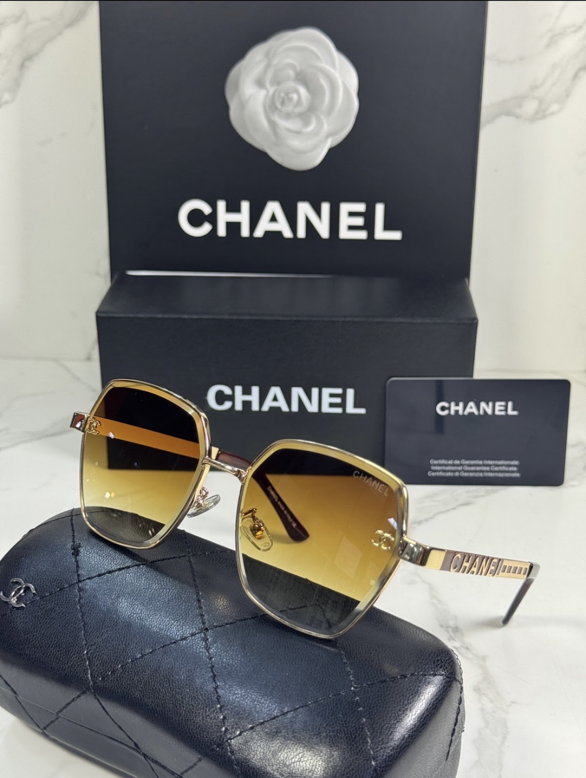 Lentes CHANEL — Ref. LF-L224-0049 con el packaging mostrado en la fotografía