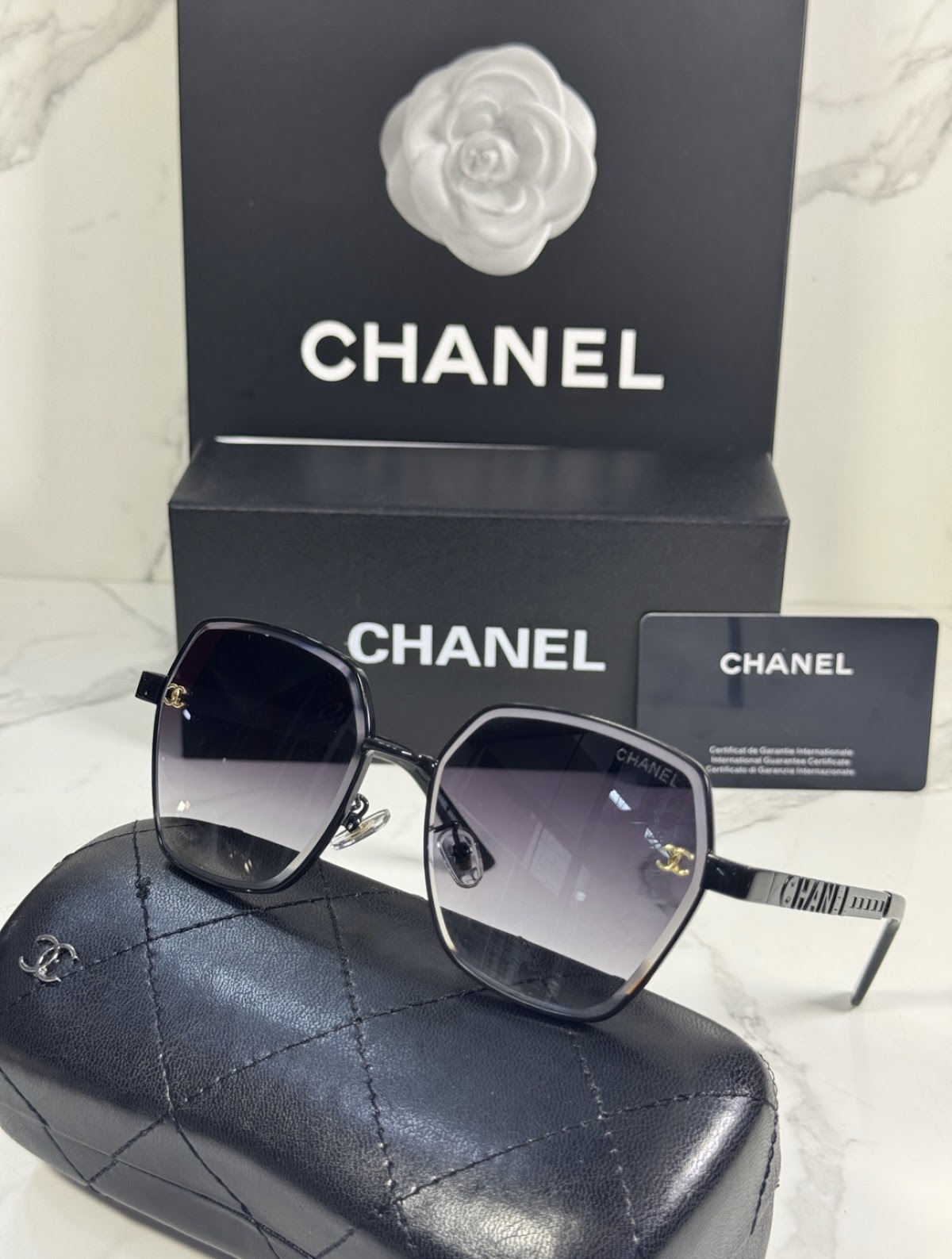 Lentes CHANEL — Ref. LF-L224-0050 con el packaging mostrado en la fotografía