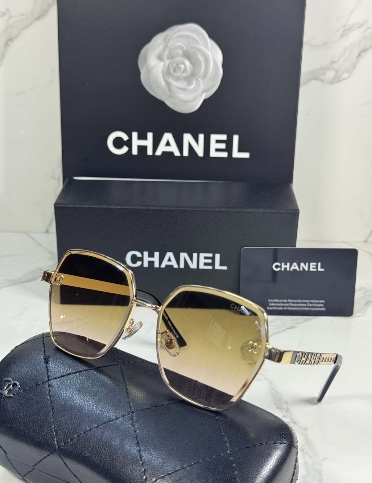 Lentes CHANEL — Ref. LF-L224-0051 con el packaging mostrado en la fotografía