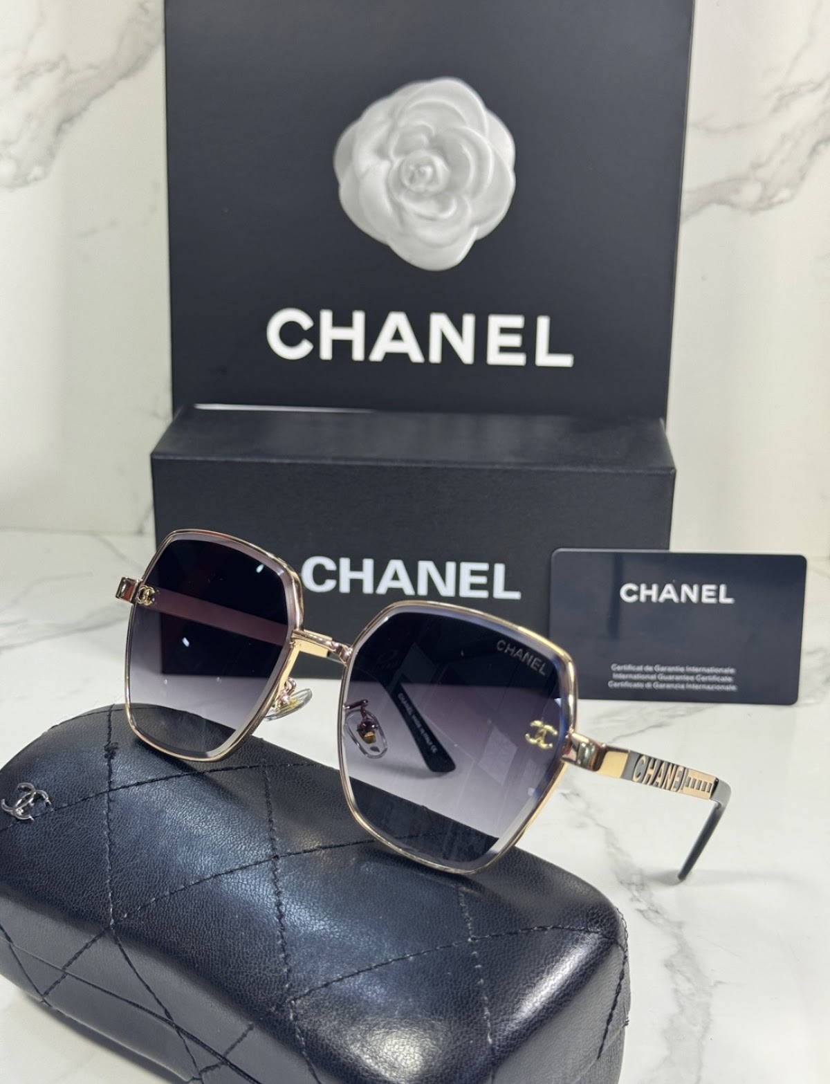 Lentes CHANEL — Ref. LF-L224-0055 con el packaging mostrado en la fotografía