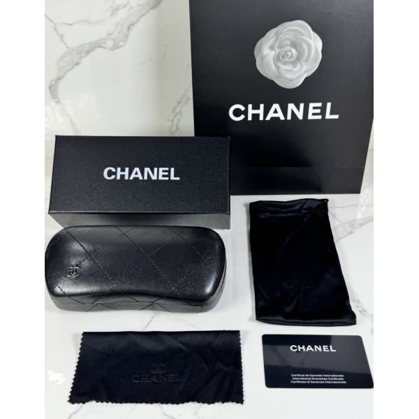 Lentes CHANEL — Ref. LF-L224-0057 con el packaging mostrado en la fotografía