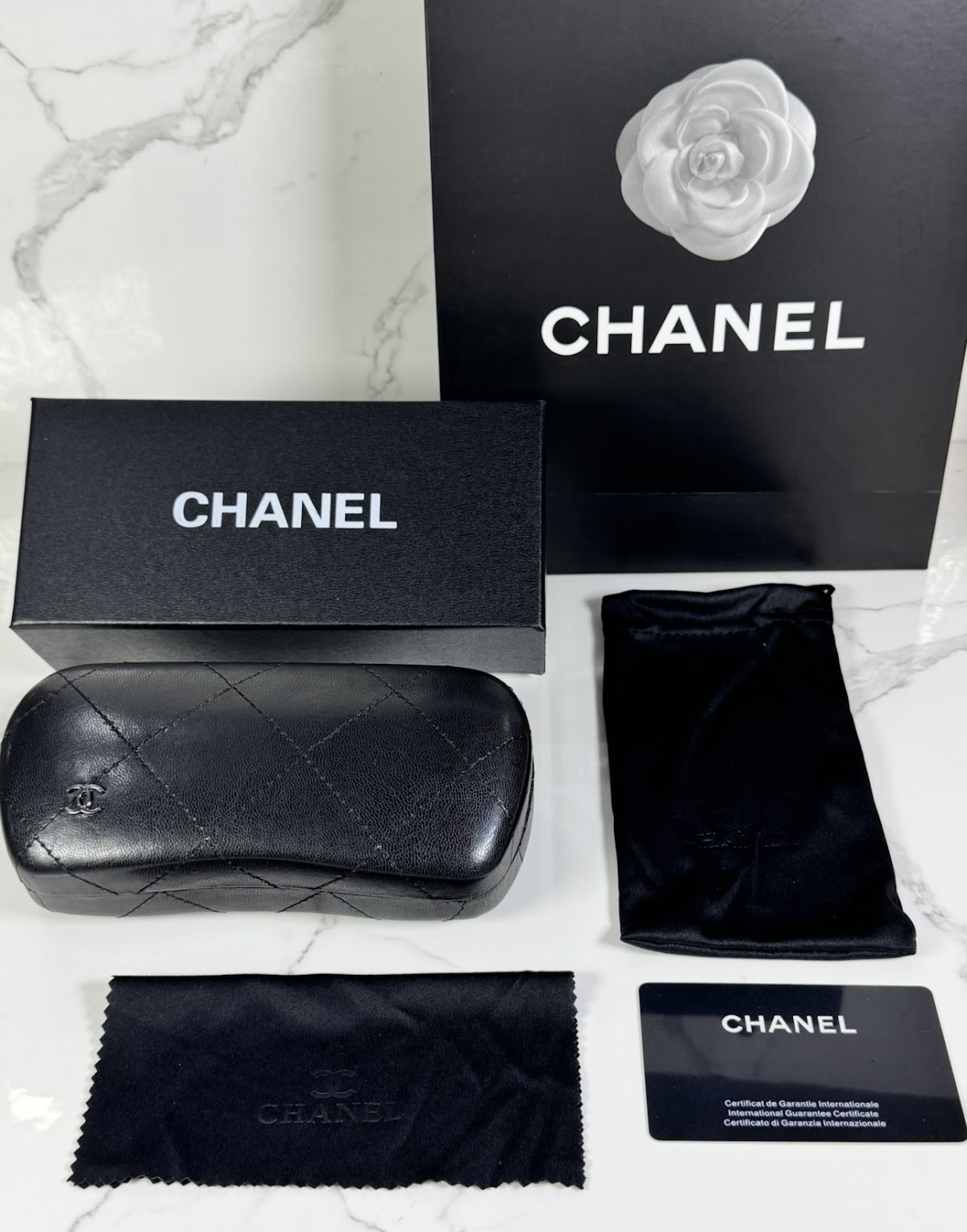Lentes CHANEL — Ref. LF-L224-0057 con el packaging mostrado en la fotografía