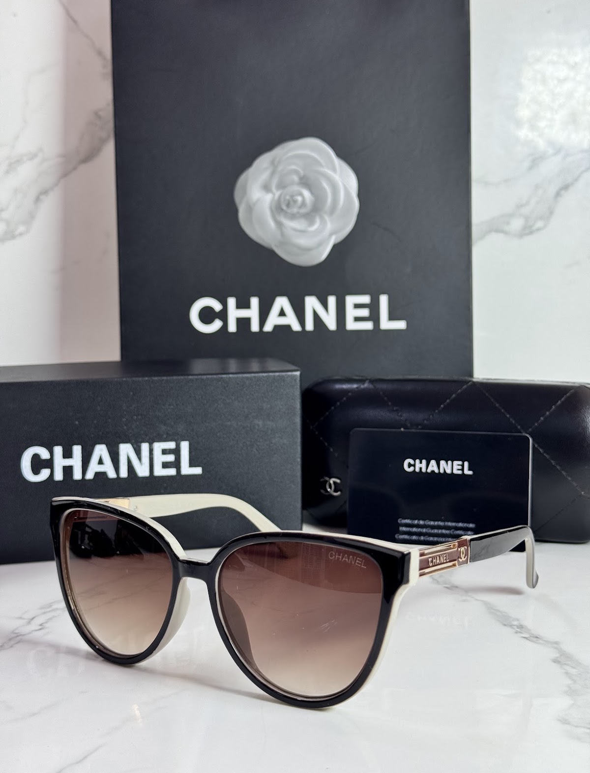 Lentes CHANEL — Ref. LF-L224-0058 con el packaging mostrado en la fotografía