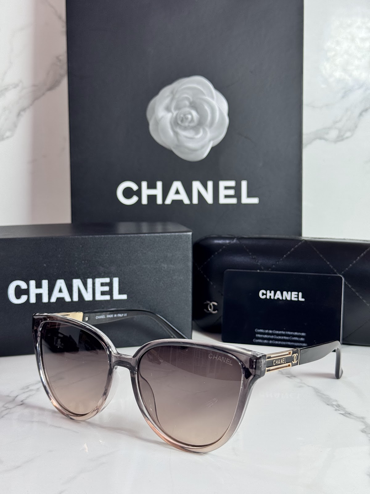 Lentes CHANEL — Ref. LF-L224-0060 con el packaging mostrado en la fotografía