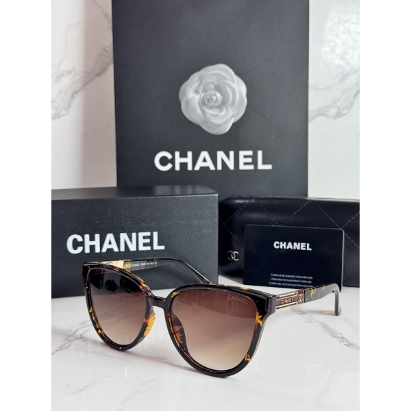 Lentes CHANEL — Ref. LF-L224-0061 con el packaging mostrado en la fotografía