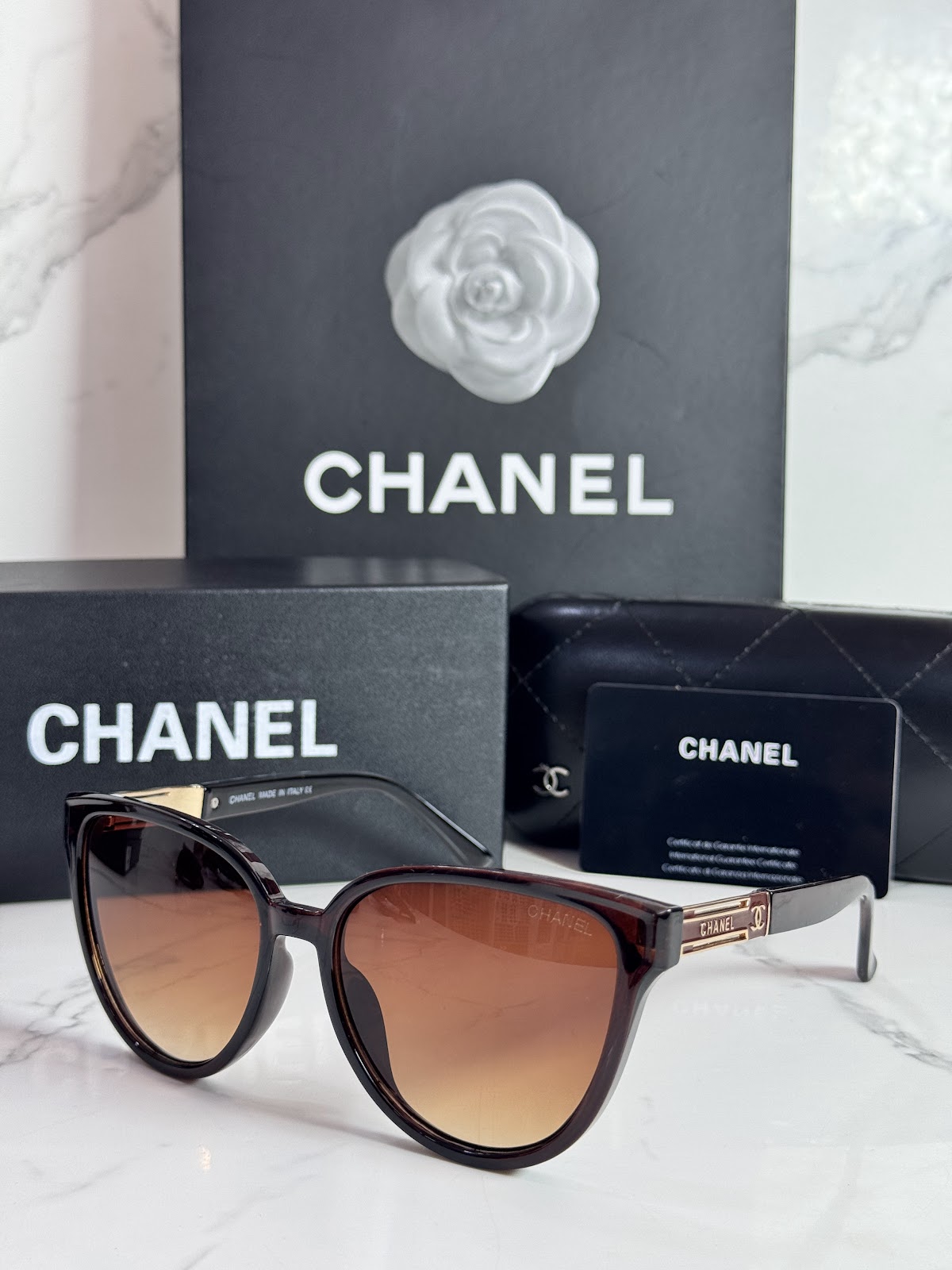 Lentes CHANEL — Ref. LF-L224-0062 con el packaging mostrado en la fotografía