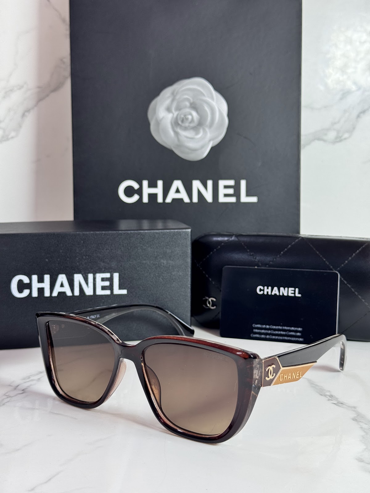 Lentes CHANEL — Ref. LF-L224-0064 con el packaging mostrado en la fotografía