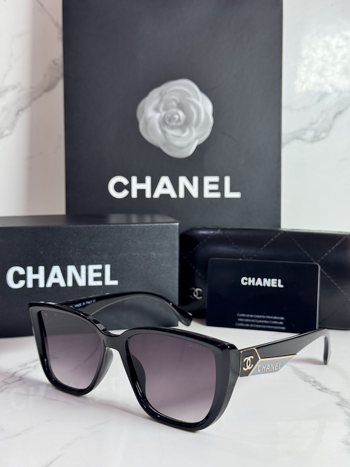 Lentes CHANEL — Ref. LF-L224-0065 con el packaging mostrado en la fotografía