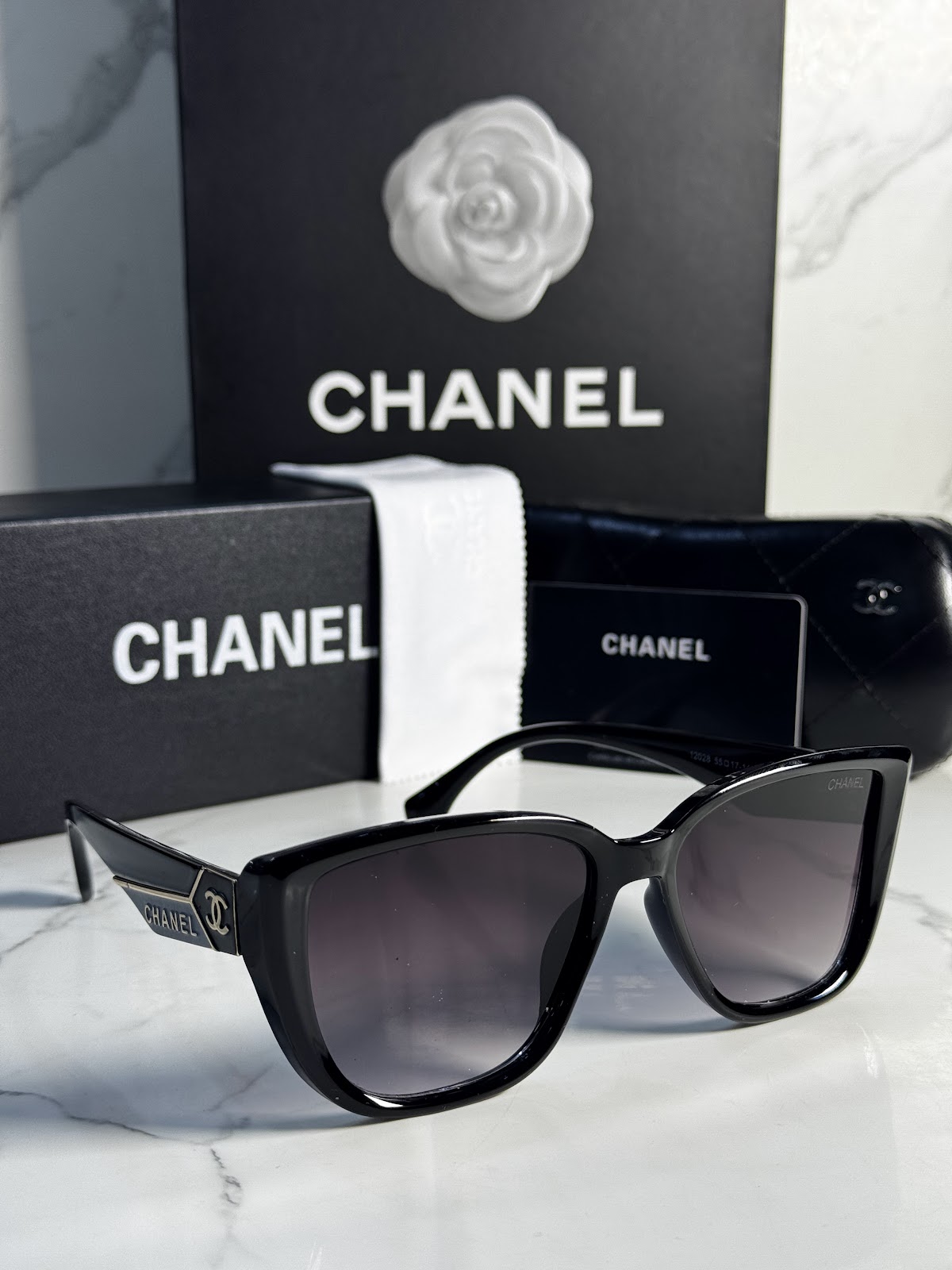 Lentes CHANEL — Ref. LF-L224-0066 con el packaging mostrado en la fotografía