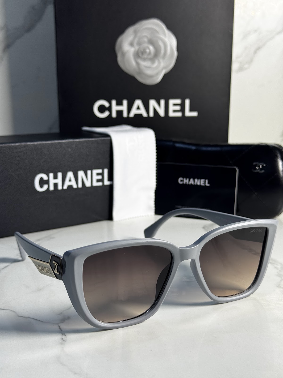 Lentes CHANEL — Ref. LF-L224-0067 con el packaging mostrado en la fotografía