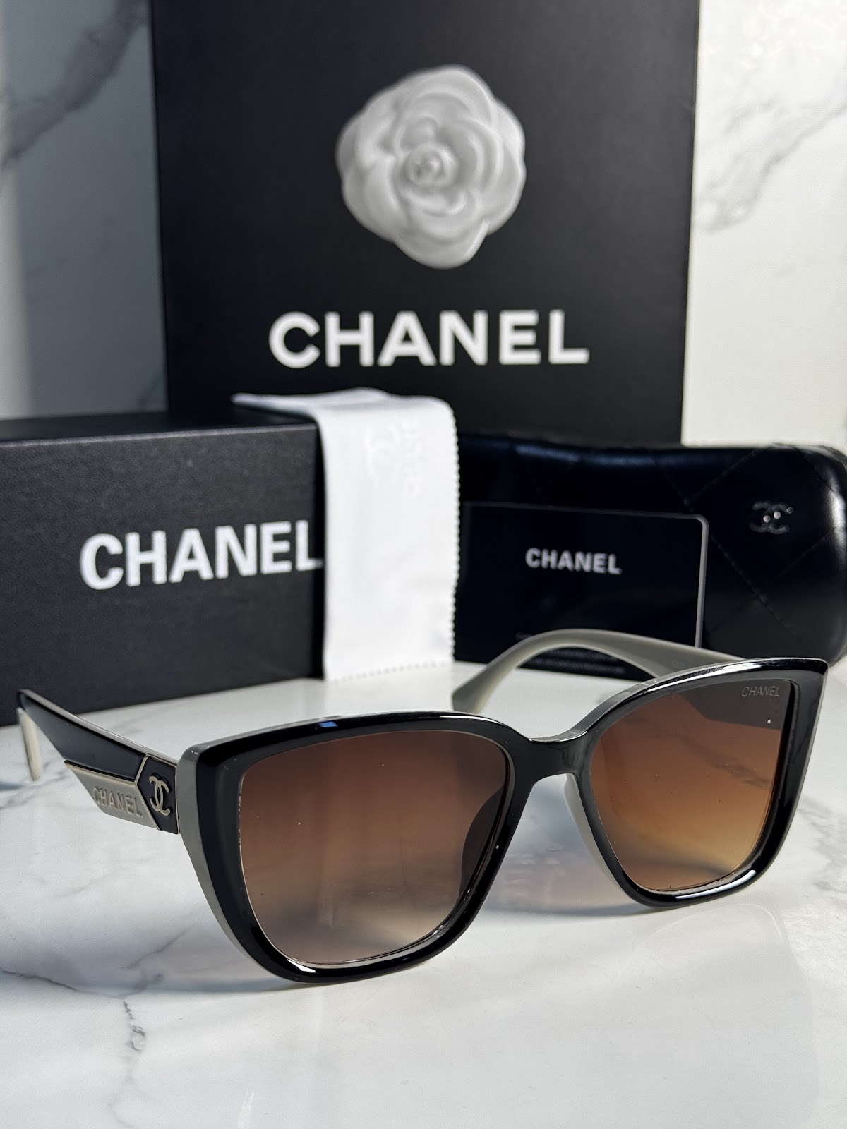 Lentes CHANEL — Ref. LF-L224-0070 con el packaging mostrado en la fotografía