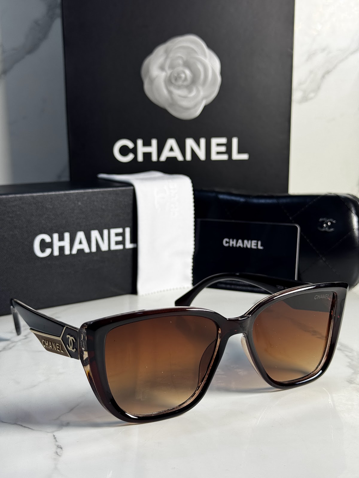 Lentes CHANEL — Ref. LF-L224-0073 con el packaging mostrado en la fotografía