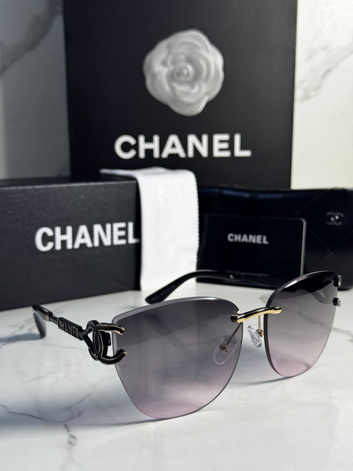 Lentes CHANEL — Ref. LF-L224-0074 con el packaging mostrado en la fotografía
