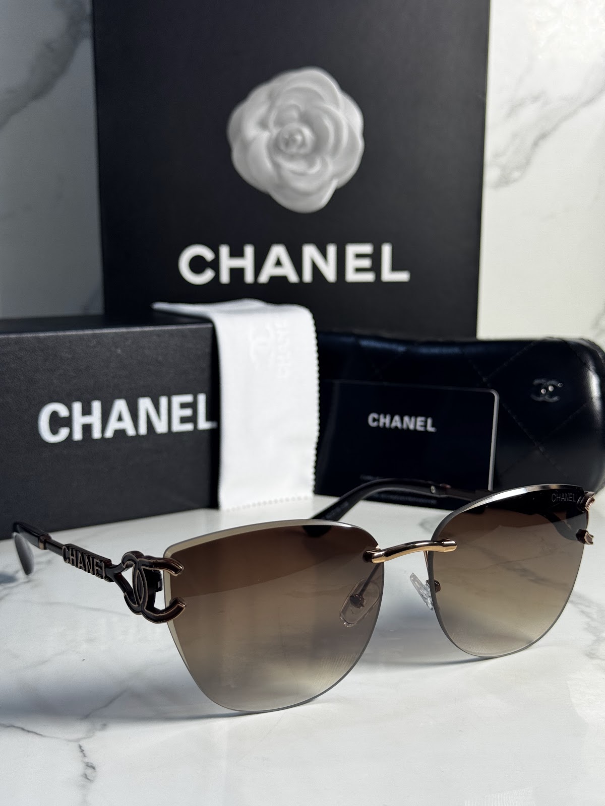Lentes CHANEL — Ref. LF-L224-0079 con el packaging mostrado en la fotografía