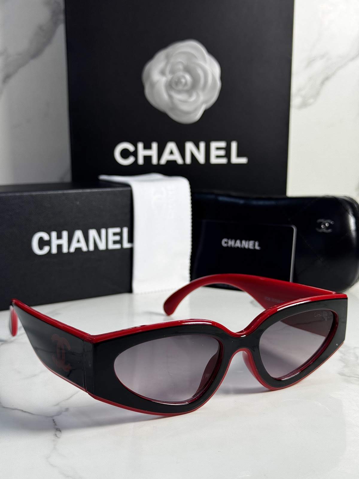 Lentes CHANEL — Ref. LF-L224-0081 con el packaging mostrado en la fotografía