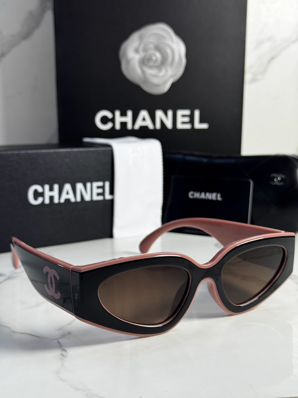 Lentes CHANEL — Ref. LF-L224-0082 con el packaging mostrado en la fotografía