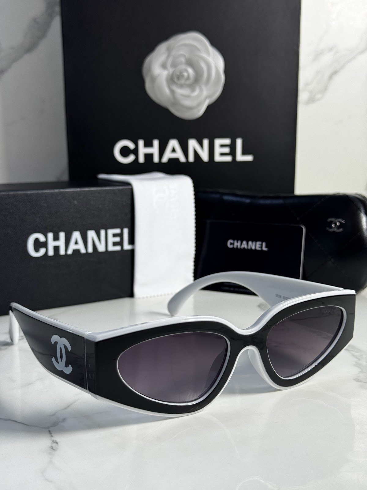 Lentes CHANEL — Ref. LF-L224-0083 con el packaging mostrado en la fotografía
