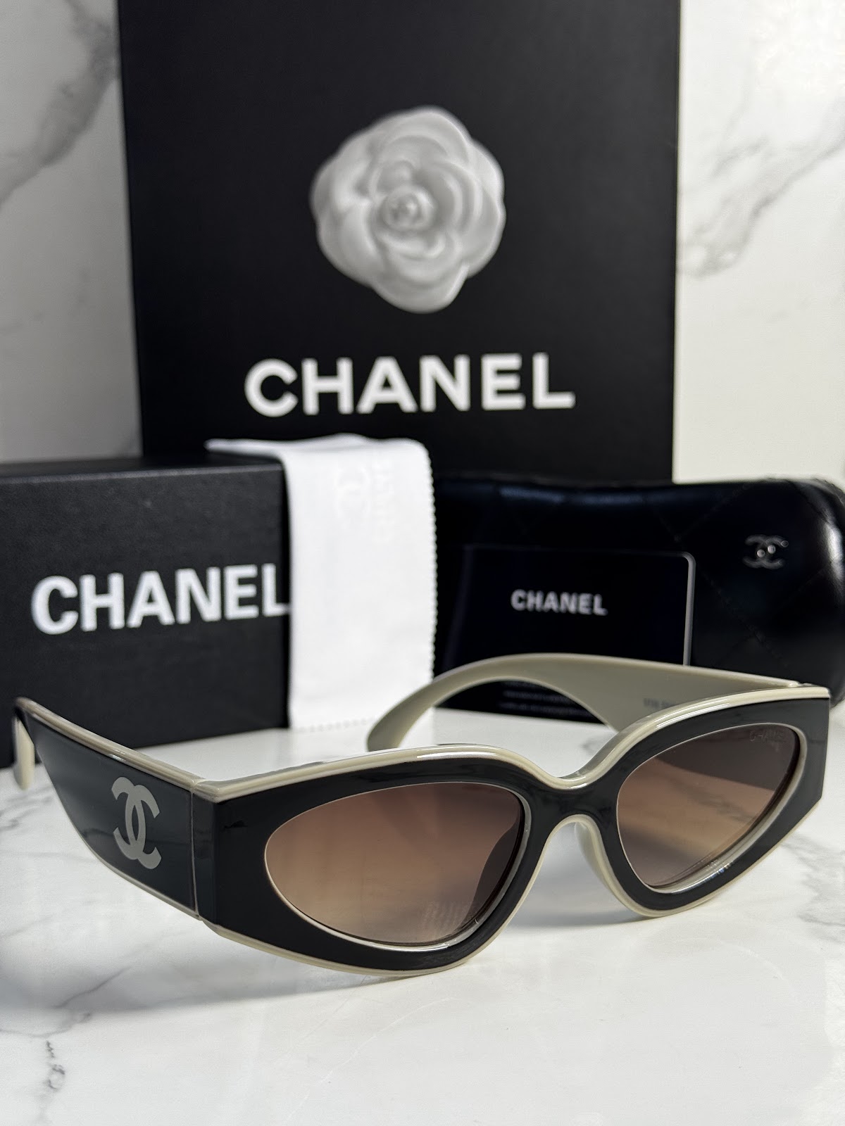 Lentes CHANEL — Ref. LF-L224-0085 con el packaging mostrado en la fotografía