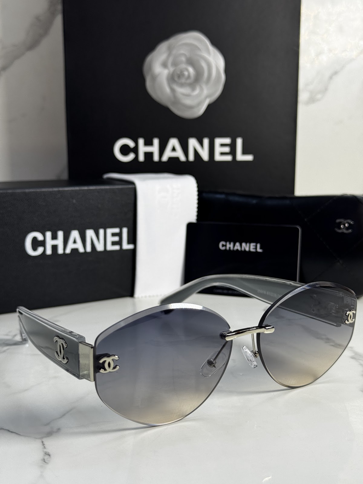 Lentes CHANEL — Ref. LF-L224-0087 con el packaging mostrado en la fotografía