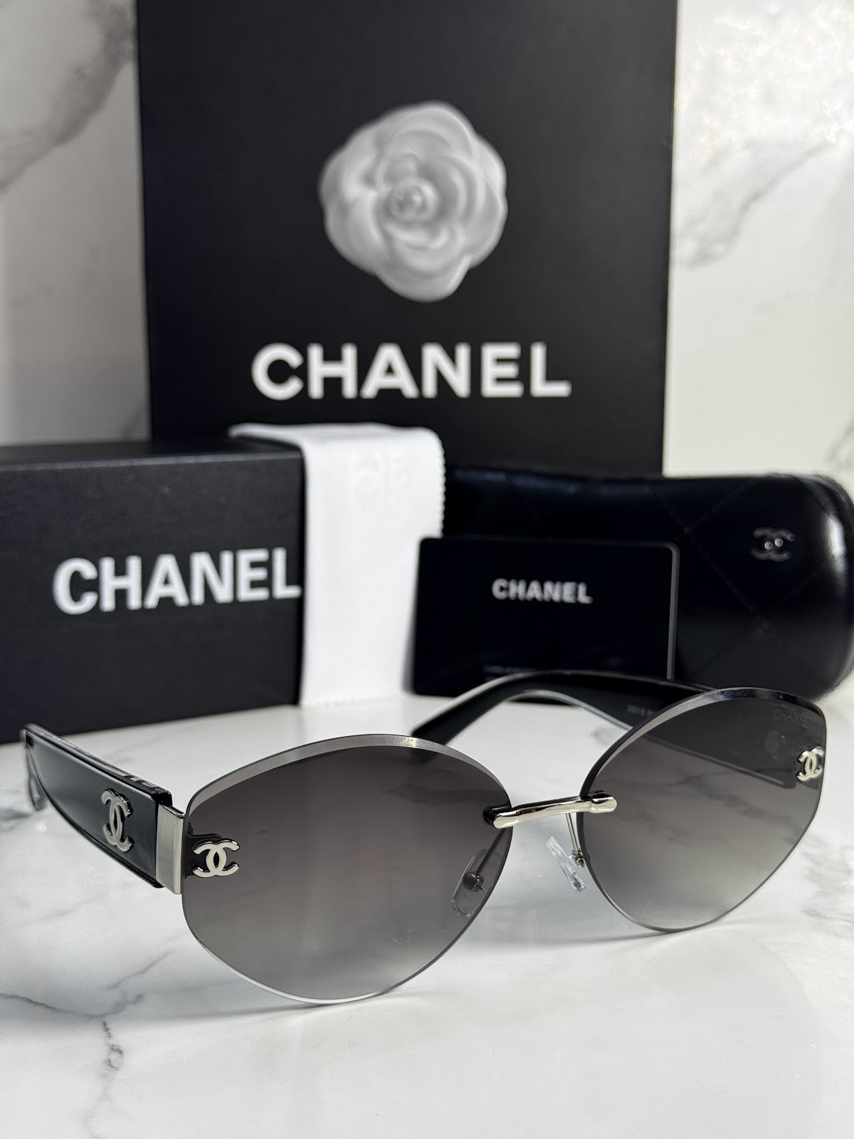 Lentes CHANEL — Ref. LF-L224-0090 con el packaging mostrado en la fotografía