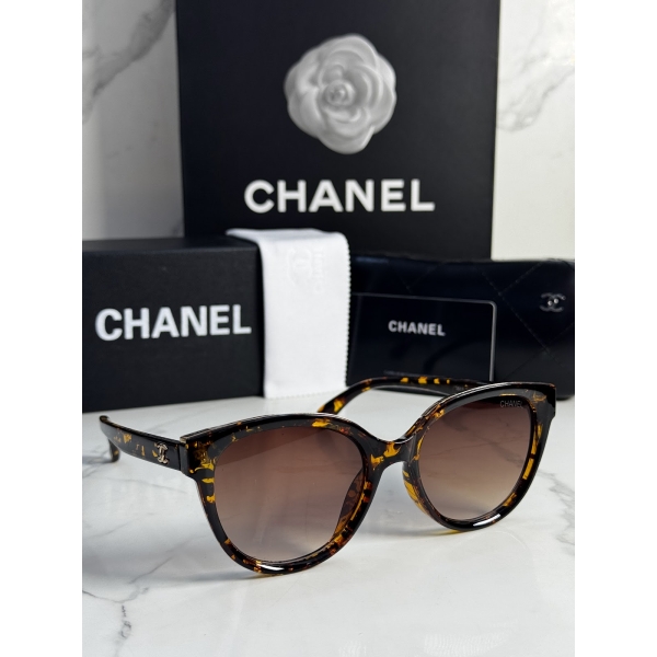 Lentes CHANEL — Ref. LF-L224-0094 con el packaging mostrado en la fotografía