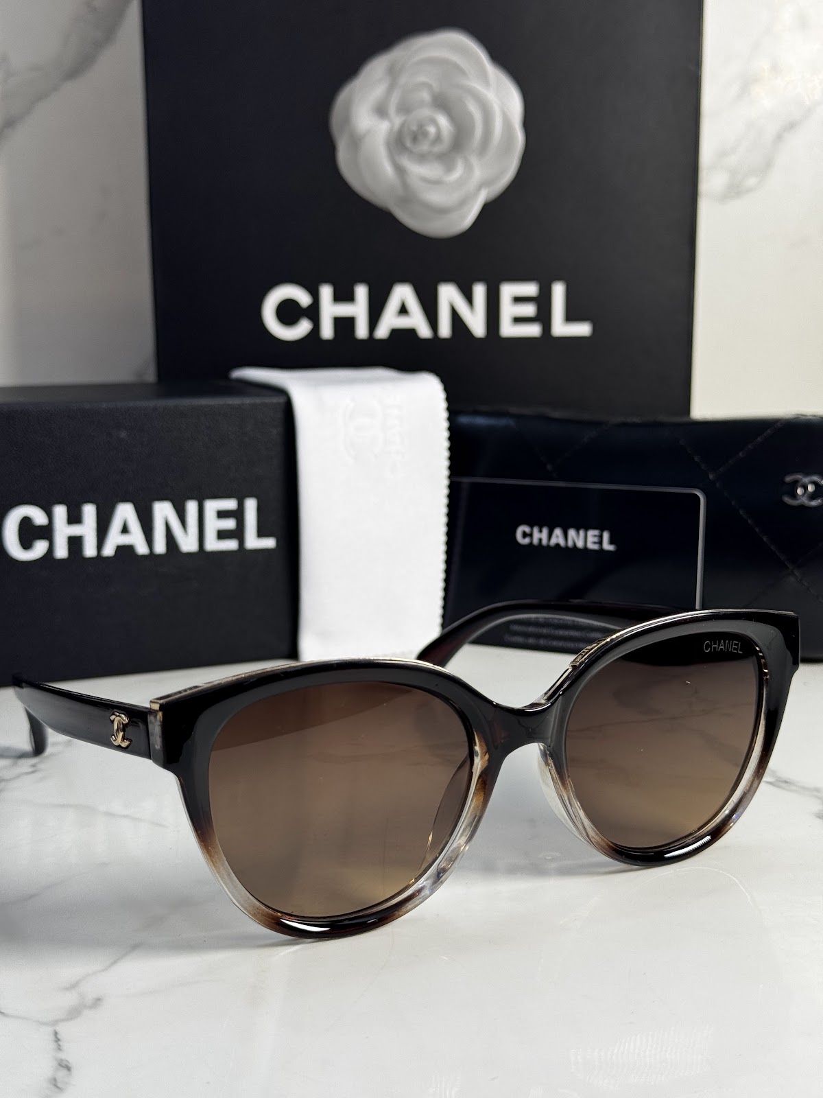 Lentes CHANEL — Ref. LF-L224-0097 con el packaging mostrado en la fotografía