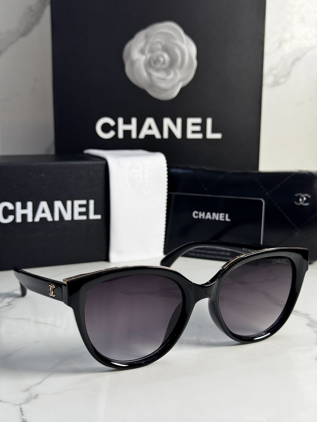 Lentes CHANEL — Ref. LF-L224-0098 con el packaging mostrado en la fotografía