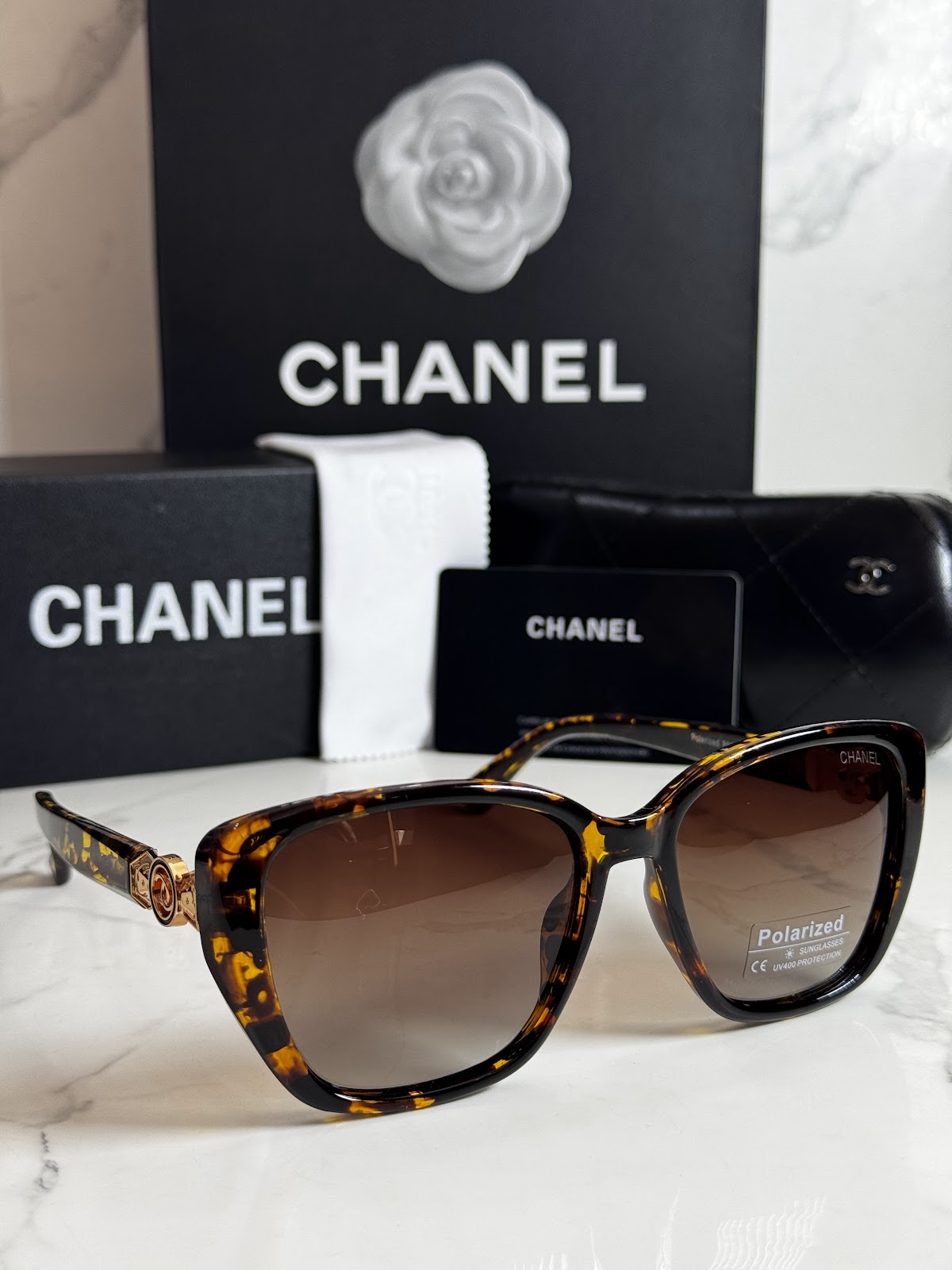 Lentes CHANEL — Ref. LF-L224-0102 con el packaging mostrado en la fotografía