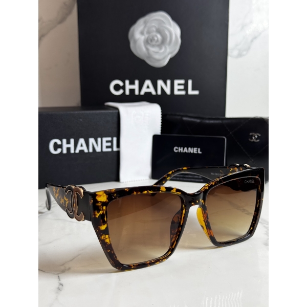 Lentes CHANEL — Ref. LF-L224-0110 con el packaging mostrado en la fotografía