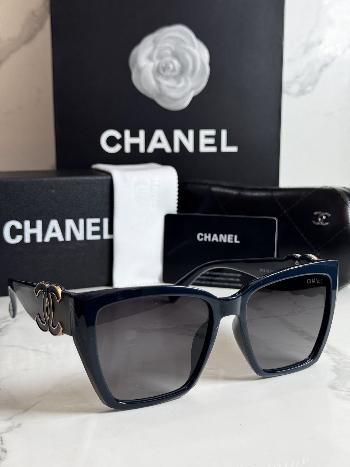 Lentes CHANEL — Ref. LF-L224-0113 con el packaging mostrado en la fotografía