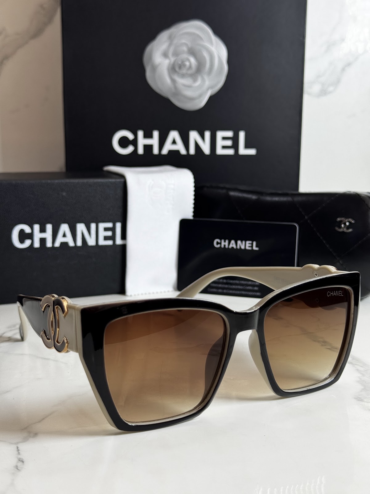 Lentes CHANEL — Ref. LF-L224-0115 con el packaging mostrado en la fotografía
