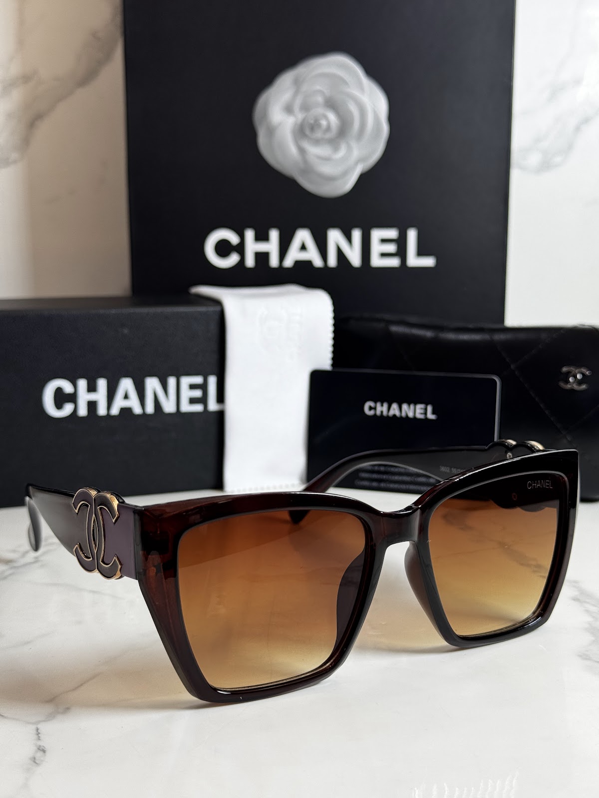 Lentes CHANEL — Ref. LF-L224-0117 con el packaging mostrado en la fotografía