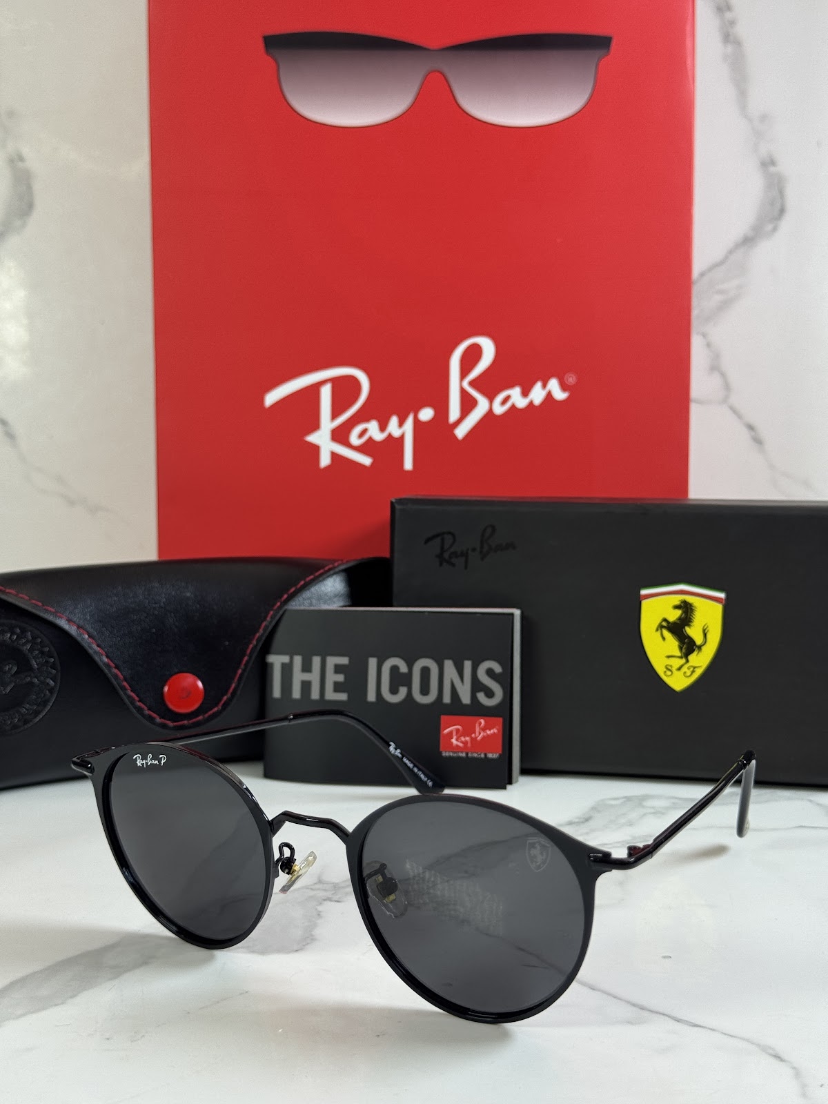 Lentes FERRARI — Ref. LF-L236-0011 con el packaging mostrado en la fotografía