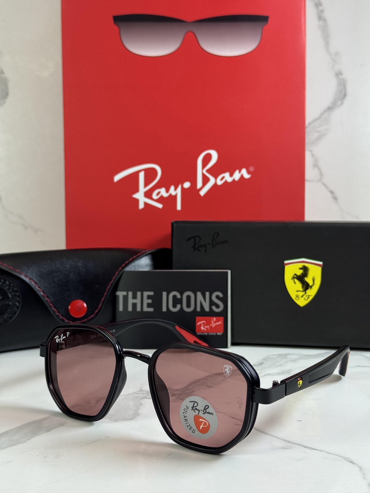 Lentes FERRARI — Ref. LF-L236-0015 con el packaging mostrado en la fotografía
