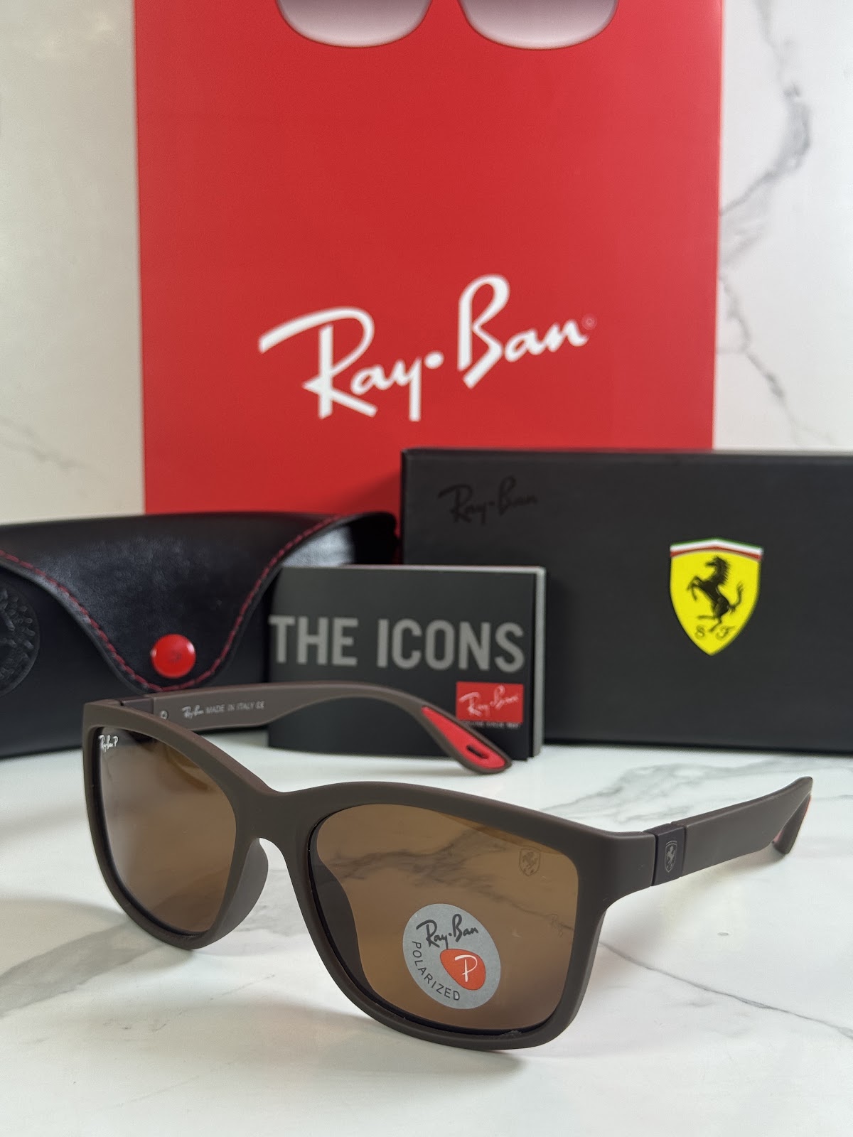 Lentes FERRARI — Ref. LF-L236-0026 con el packaging mostrado en la fotografía