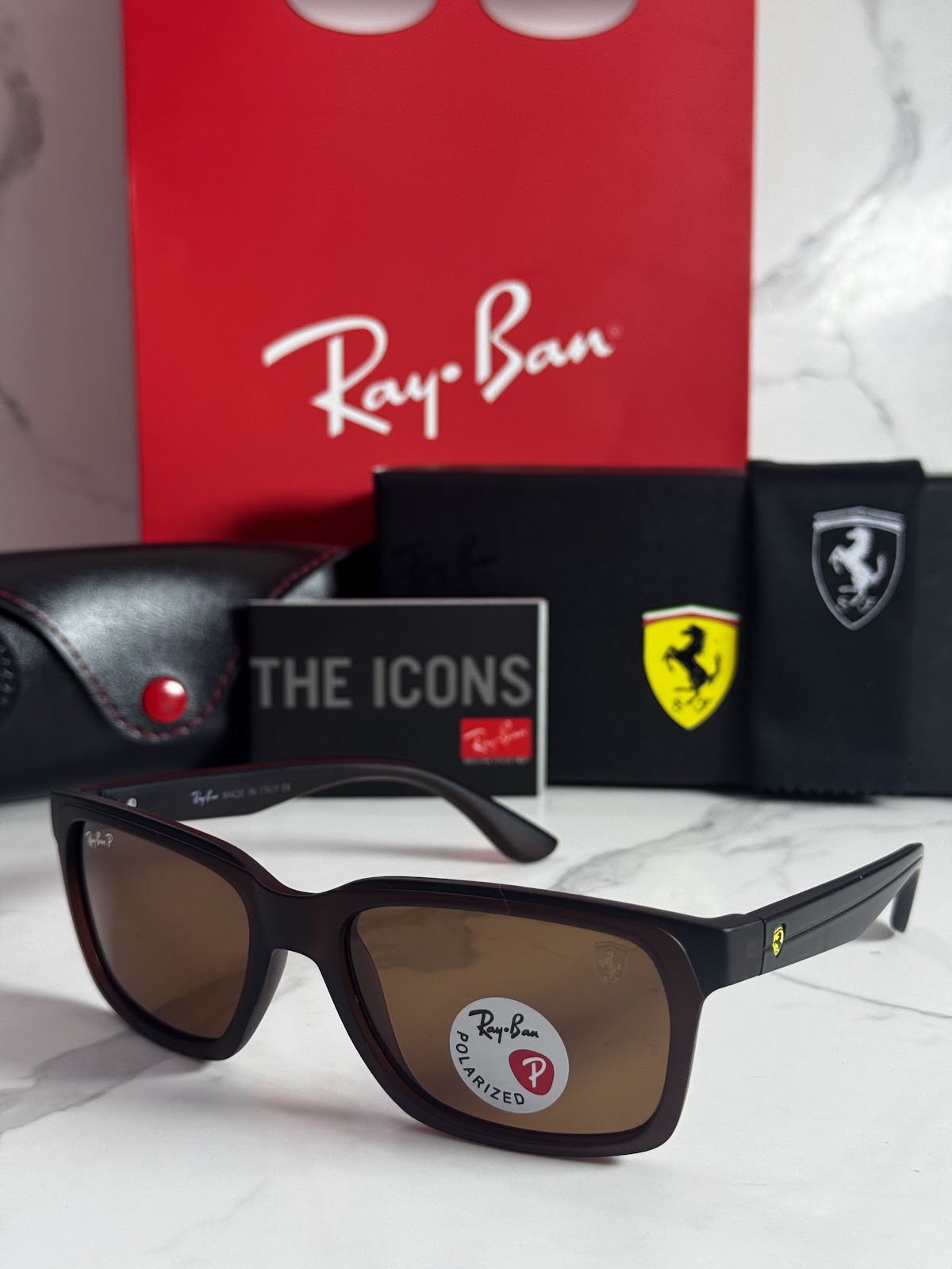 Lentes FERRARI — Ref. LF-L236-0100 con el packaging mostrado en la fotografía